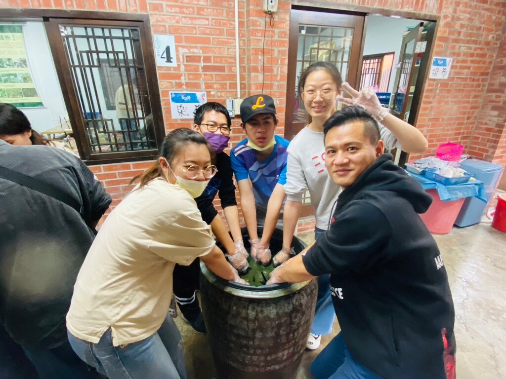 生輔組舉辦住宿生文青藝術青旅行,體驗藍染活動。