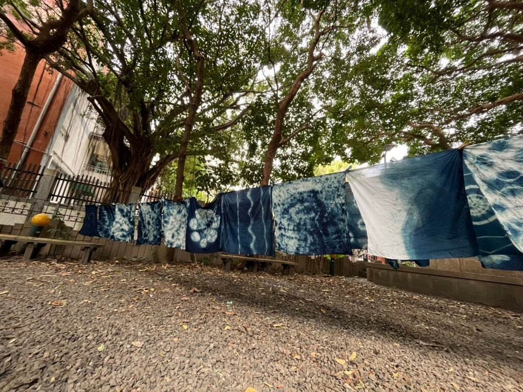 生輔組舉辦住宿生文青藝術青旅行,學生的藍染作品令人驚艷。