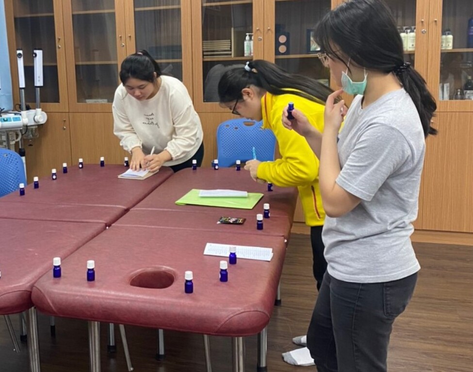 護理系學生賽前練習精油香氣鑑定