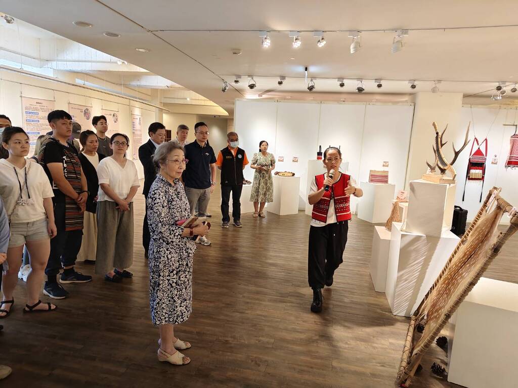 趙玉婷（Sabi Taro twatwawazay）老師向元培師長導覽「藝動山林．尋跡泰夏」作品_0圖片