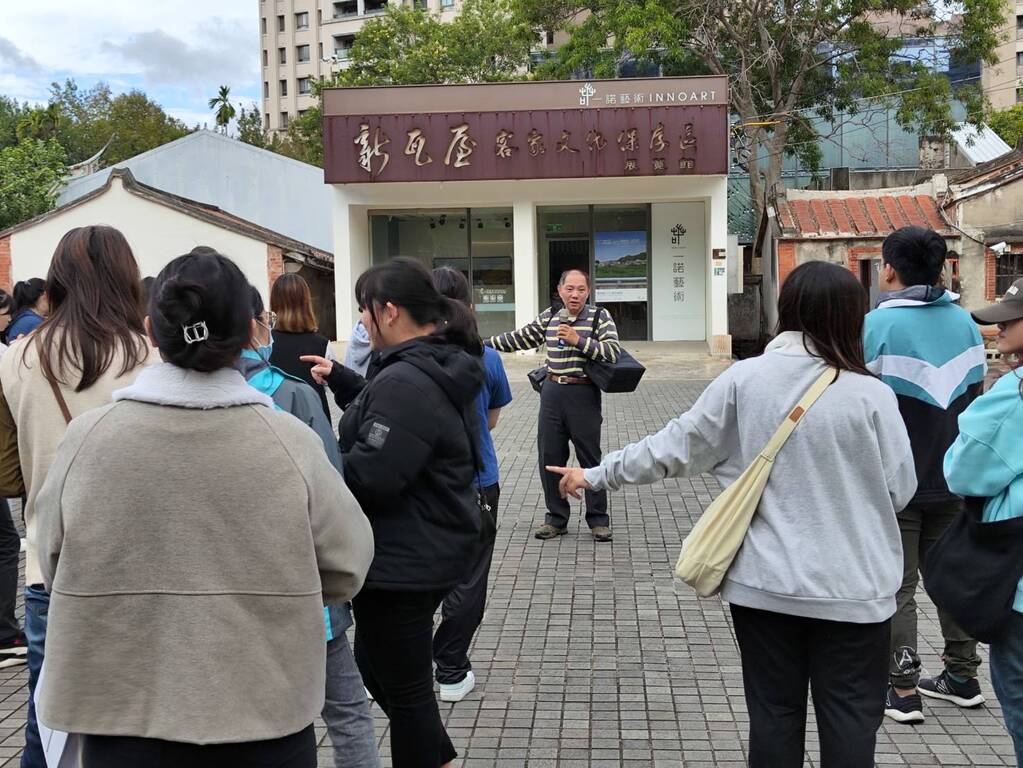 宋惠中老師解說新瓦屋客家文化保存區的歷史由來典故