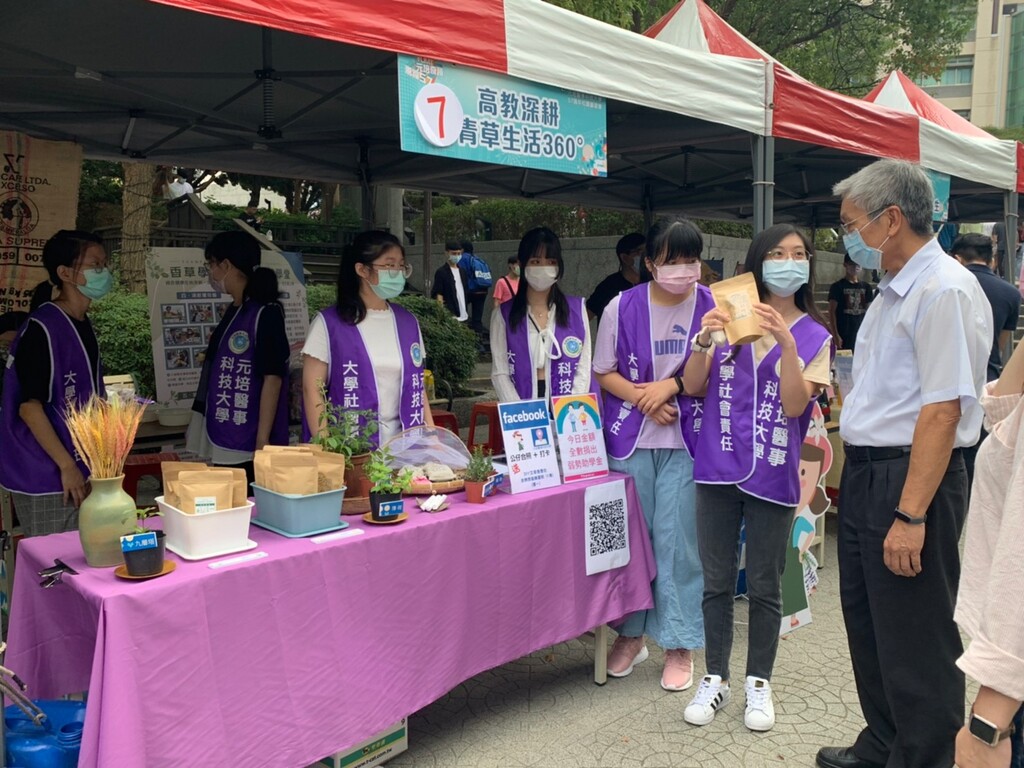 元培護理系鍾宜暄同學(右二)透過校內工讀學習活動企劃與宣傳,增加自信心。