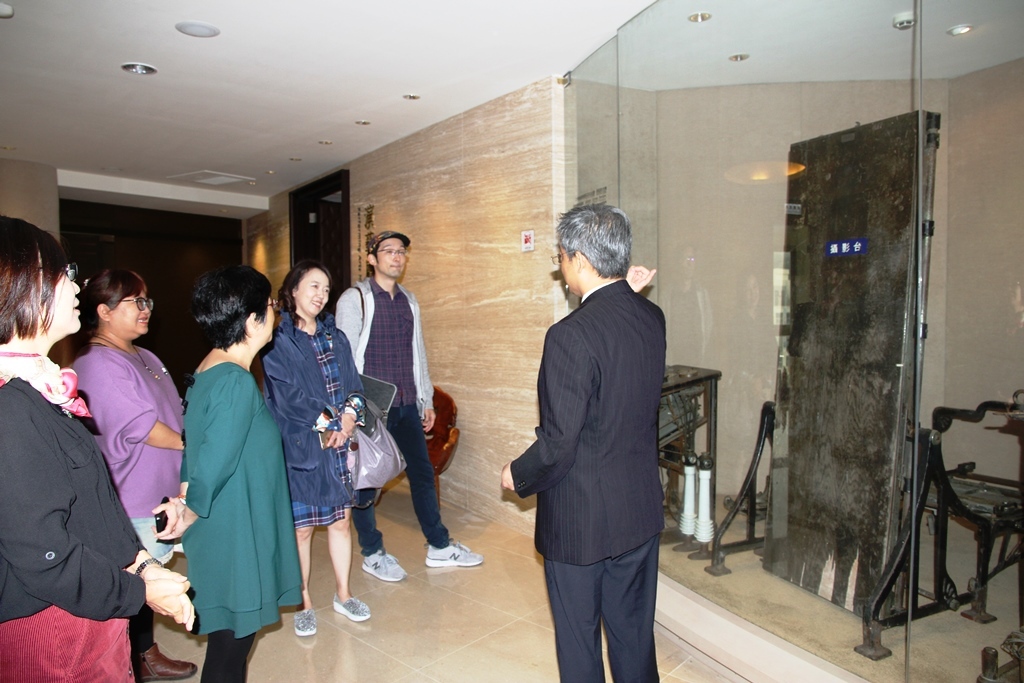 元培林校長為IKU老師介紹校史館的鎮寶最古老的X光