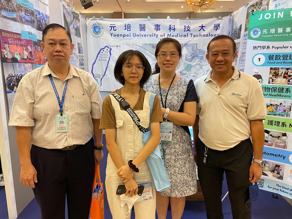 馬來西亞永平中學李保康校長(左)陪同當地學生及家長參訪元培在柔佛教育展攤位,由元培陳麗環副國際長(右二)接待