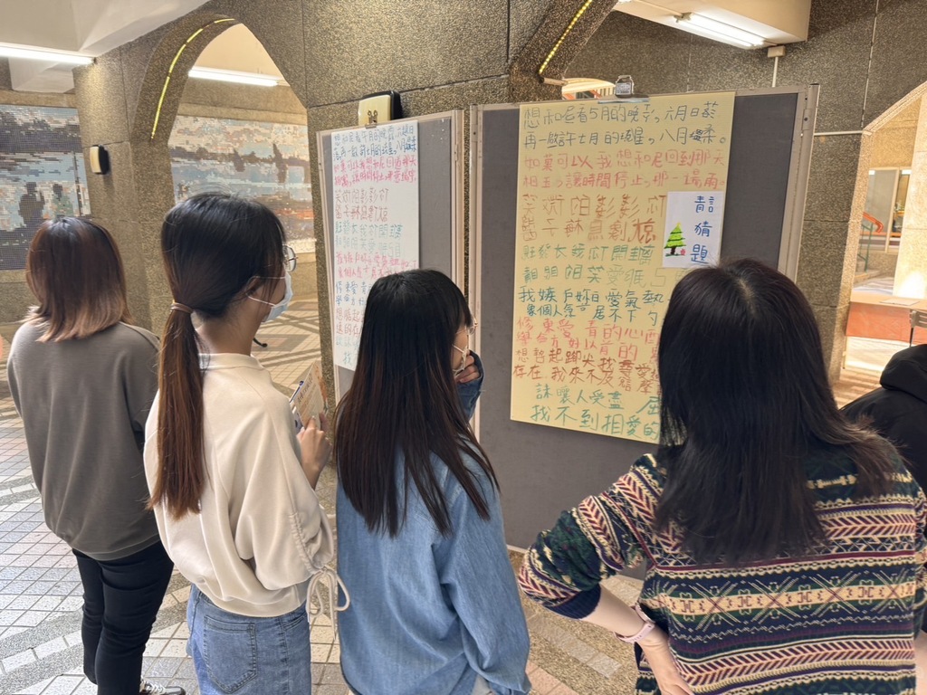 元培辦理身心障礙體驗活動,同學認真地體驗閱讀障礙者的不便