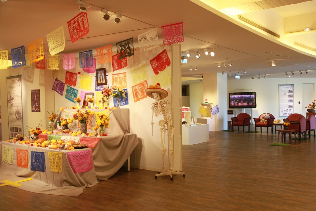 元培藝術中心墨西哥文化特展焦點投入於亡靈節的介紹,呈現亡靈節的擺飾及氛圍A