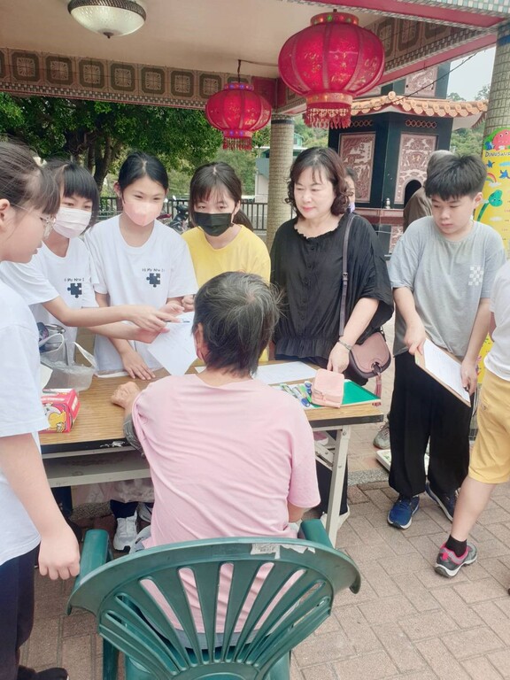 元培師生帶國小學童為社區長輩進行健康評估服務