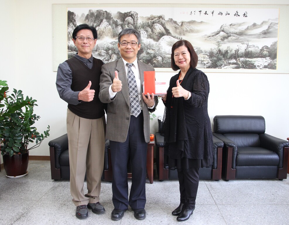 感謝校友會理事長姚瓊珠(右)捐款給學校購買口罩,校長林志城(中)回贈口罩