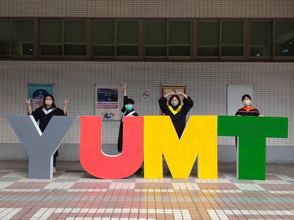 元培今年畢業典禮雖然採線上預錄播出,學務處仍在校園中布置拍照區,供返校畢業生拍照