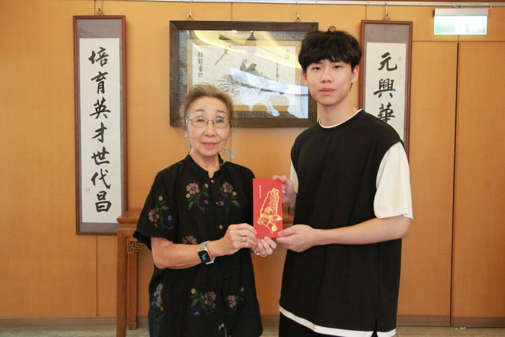 勇奪醫檢國考全國榜首的元培醫技系陳則綱（右），獲董事長蔡雅賢（左）親自頒發獎勵紅包，嘉勉其「窮理研幾」的勤學精神與卓越表現。圖片