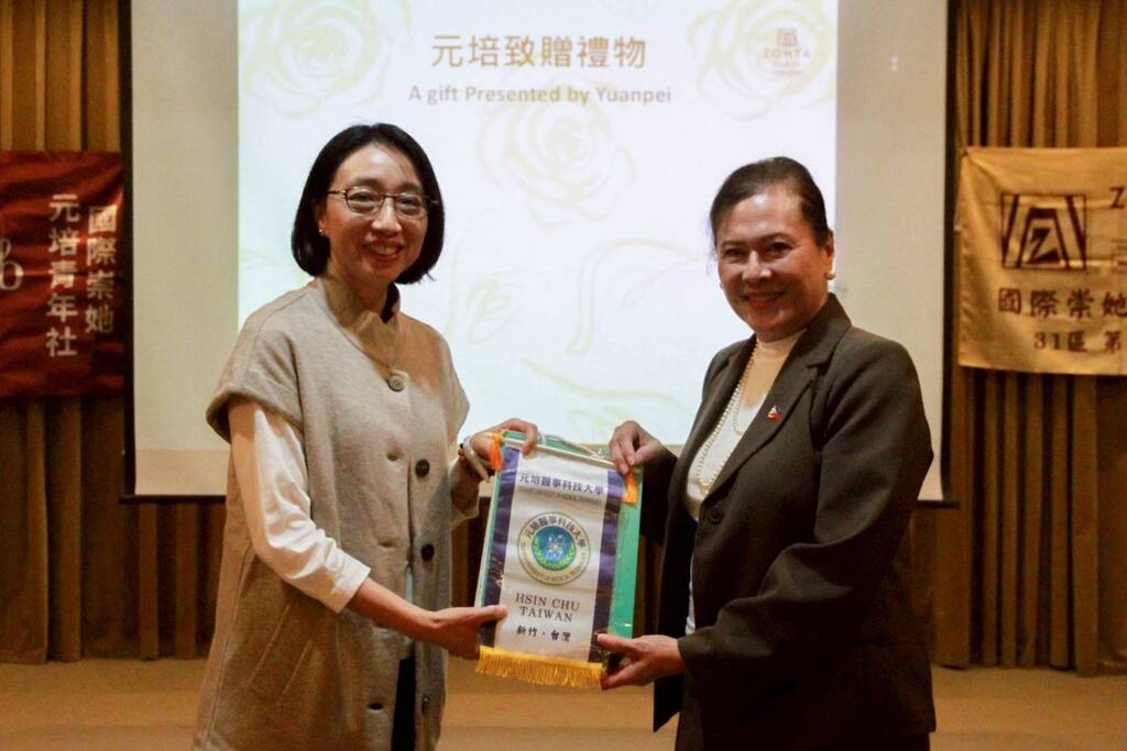 黃曉令副校長(左)感謝菲律賓駐台代表 彭科蓉（Corazon A. Padiernos）蒞校見證元培崇她青年社授證圖片