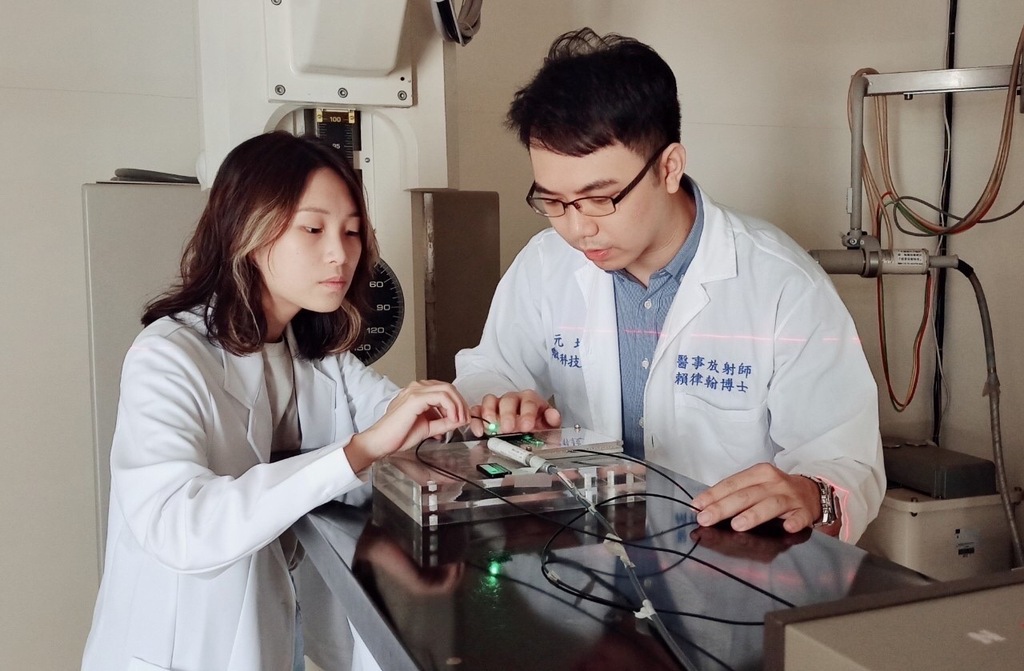 元培醫放系學生謝明珊(左)積極學習輻射度量材料製作與輻射度量等操作