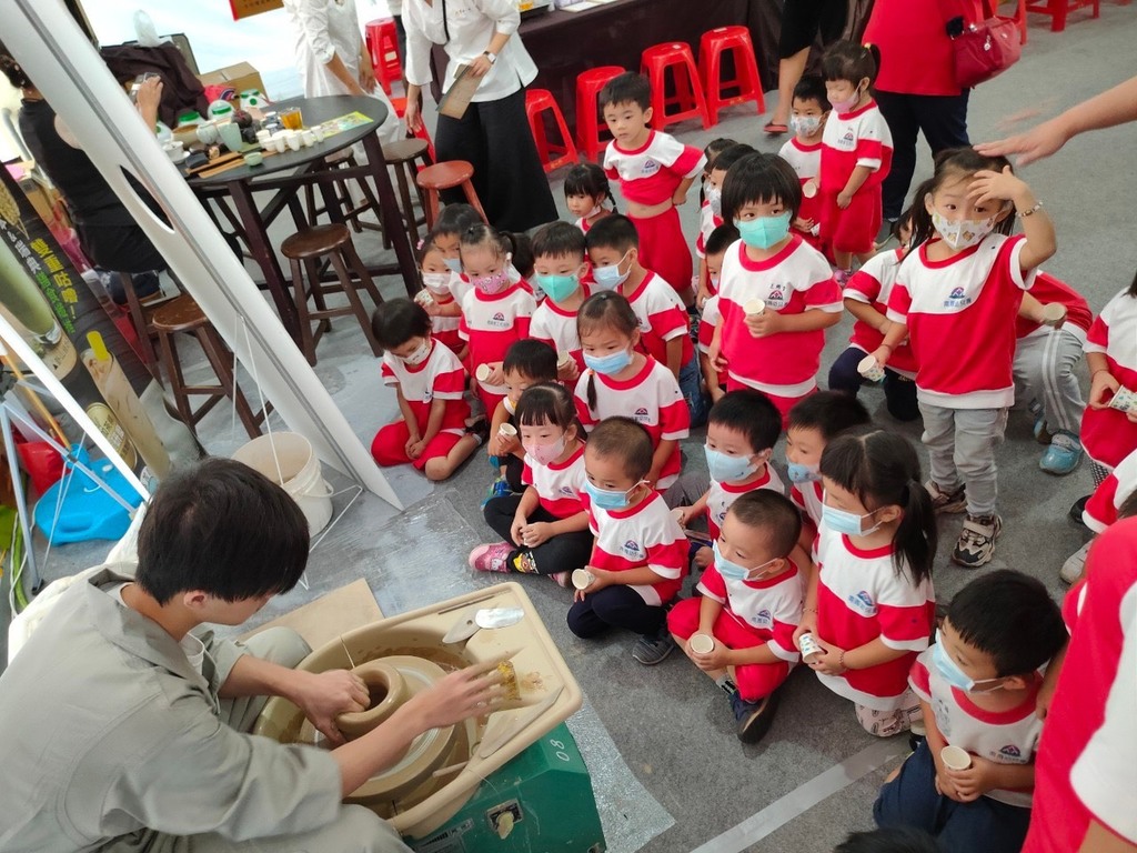 元培茶陶系學生示範拉胚，小朋友沉浸在陶藝創作的美學教育