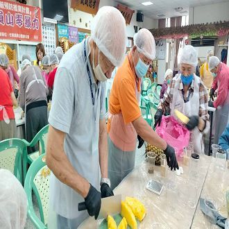 社區長輩在元培食科系師生協助下分切鳳梨
