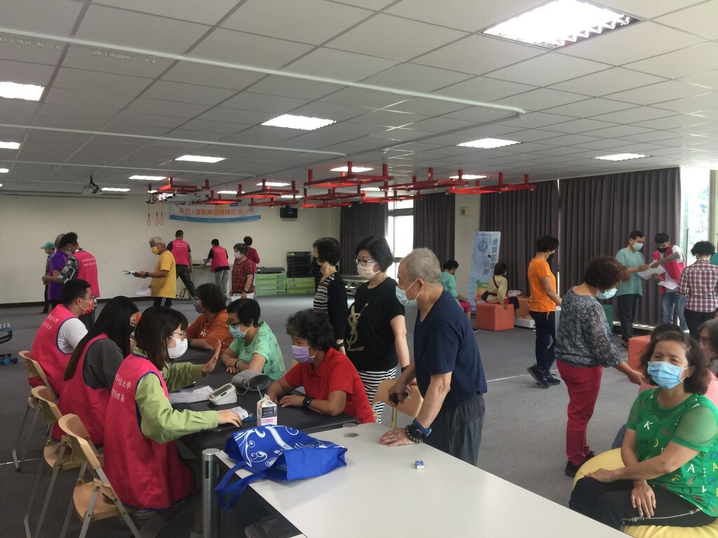 元培健管系師生協助香山社區長者進行健康評估,3個月提升體適能有成效