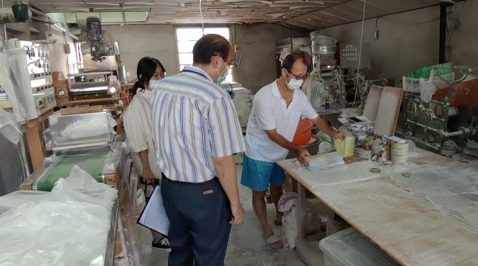 元培食科系老師訪視製麵業者輔導提升食品衛生安全管理