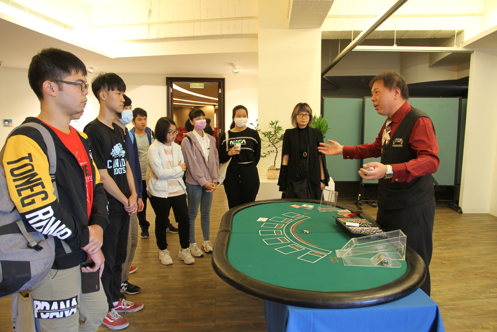 中華民國博弈管理學會黃雍利理事長向同學說明博弈產業