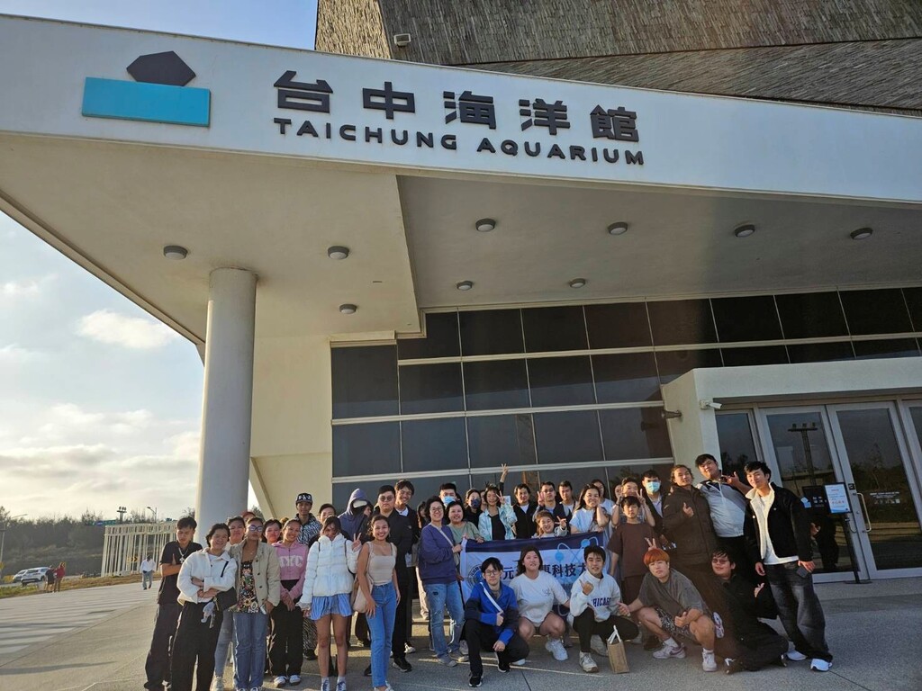 元培醫事科技大學師生於台中海洋館前合影留念圖片