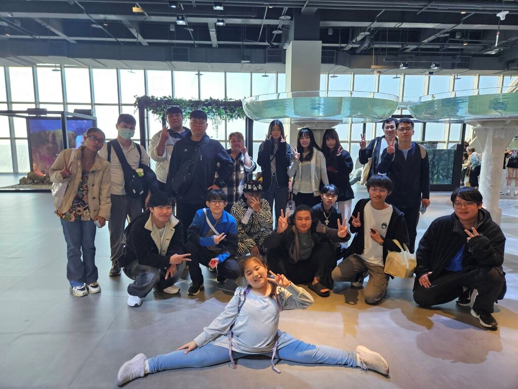 師生於館內展區前合照圖片