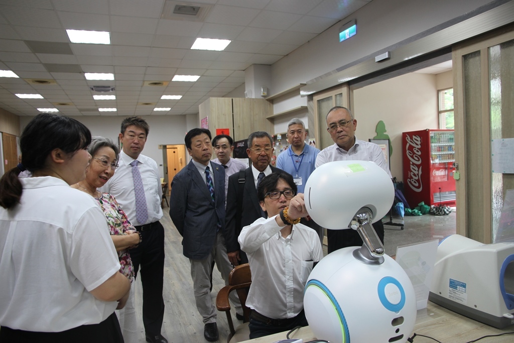 日本千葉市原市商會至元培智慧陽光共學中心參觀機器人的服務