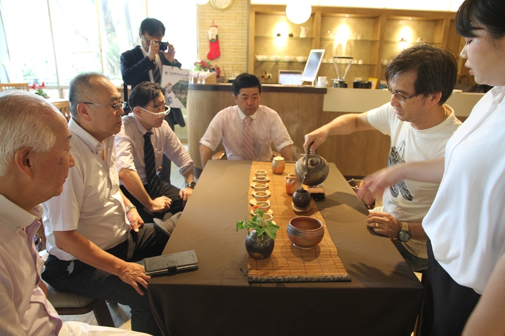 日本千葉市原市商會至元培參訪接受茶席介紹