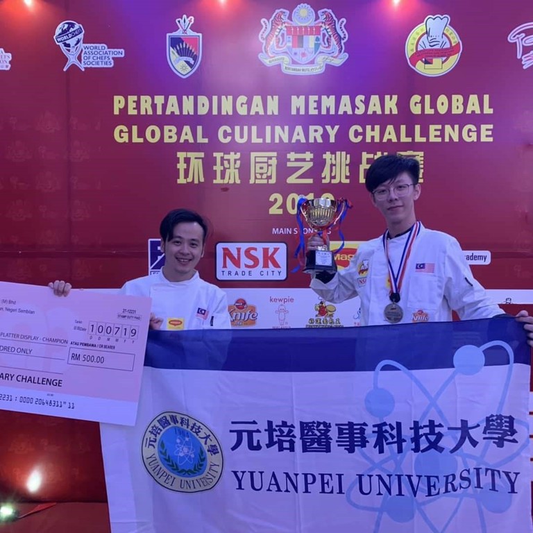 元培餐管系同學參加馬來西亞獲冠軍與老師陳麒文合影