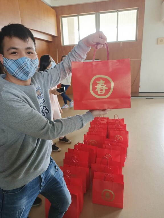 元培境外學生開心展示學校贈的新春福袋