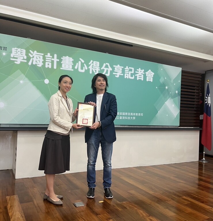 元培醫管系黃曉令老師(左)執行113年學海計畫成效佳,獲教育部頒獎肯定