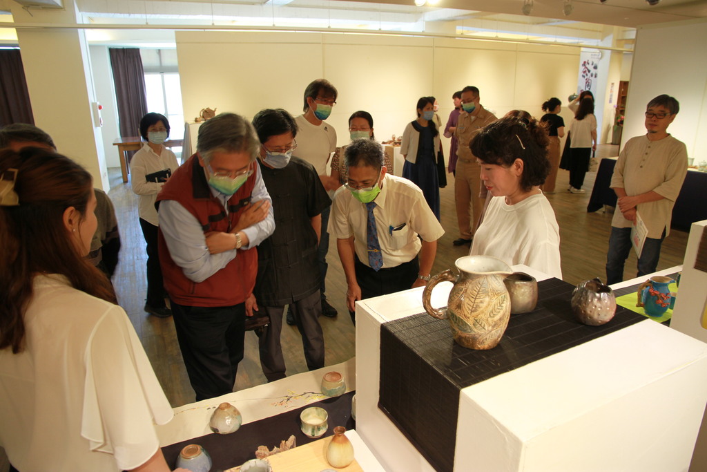 元培茶陶文創學程二技學生畢業展,學生為師長導覽作品
