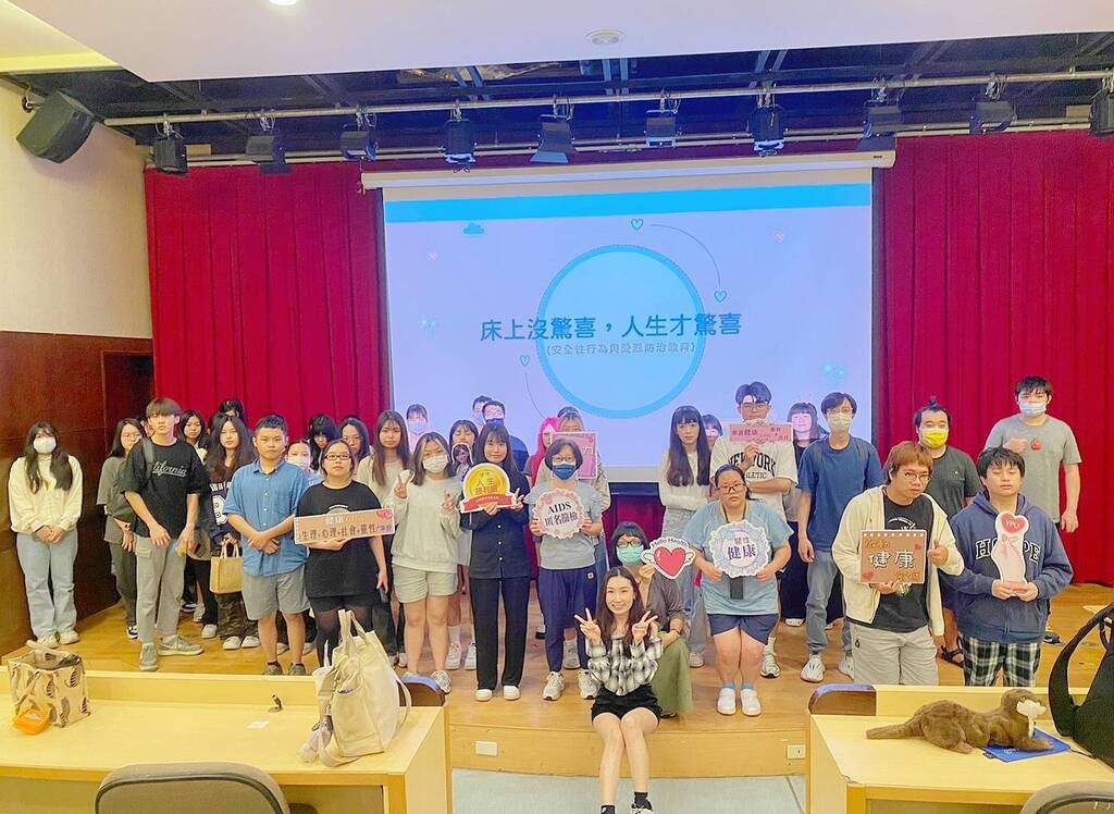 活動結束後，參與者與詹雅筑講師講師(中間坐著的)進行大合照