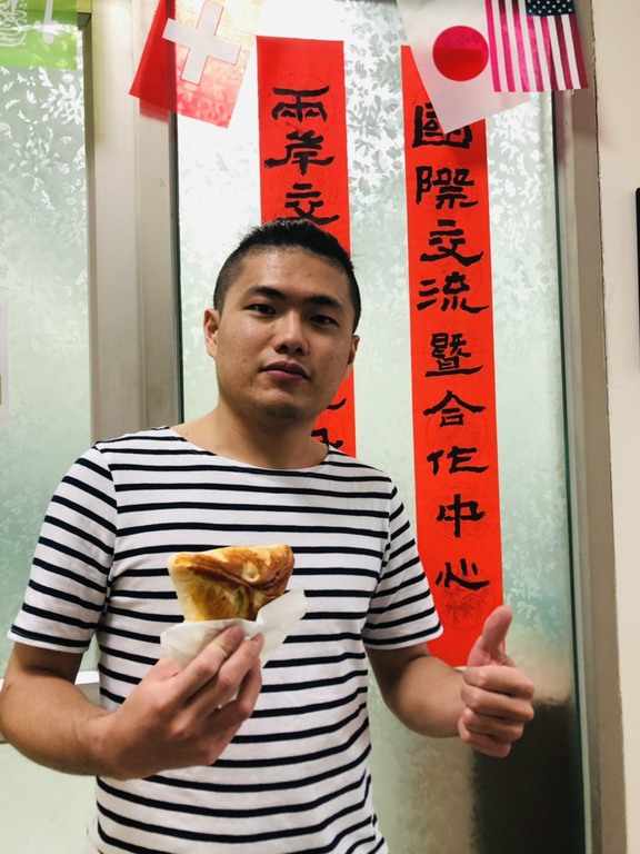 異國文化分享講座活動最後,國際處也提供了巴西餐包給同學品嘗。