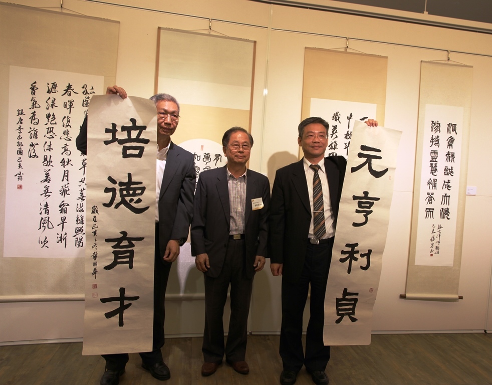 中國書法學會(台灣)理事長葉國華贈予學校一幅字林校長蔡副校長接受合影