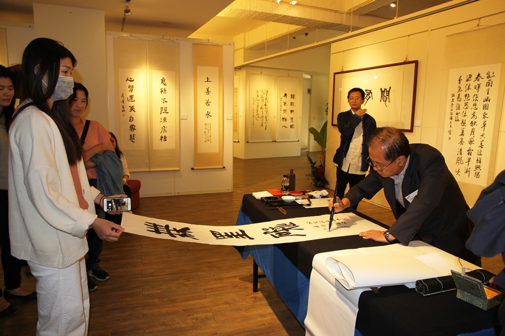 中國書法學會(台灣)理事長葉國華當場揮亳無罣礙