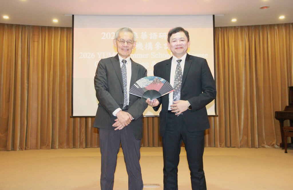 京都醫療科學大學玉木校長(左)特別致贈「祈福扇」，由王綮慷校長代表接受，象徵兩校情誼永續傳承。圖片