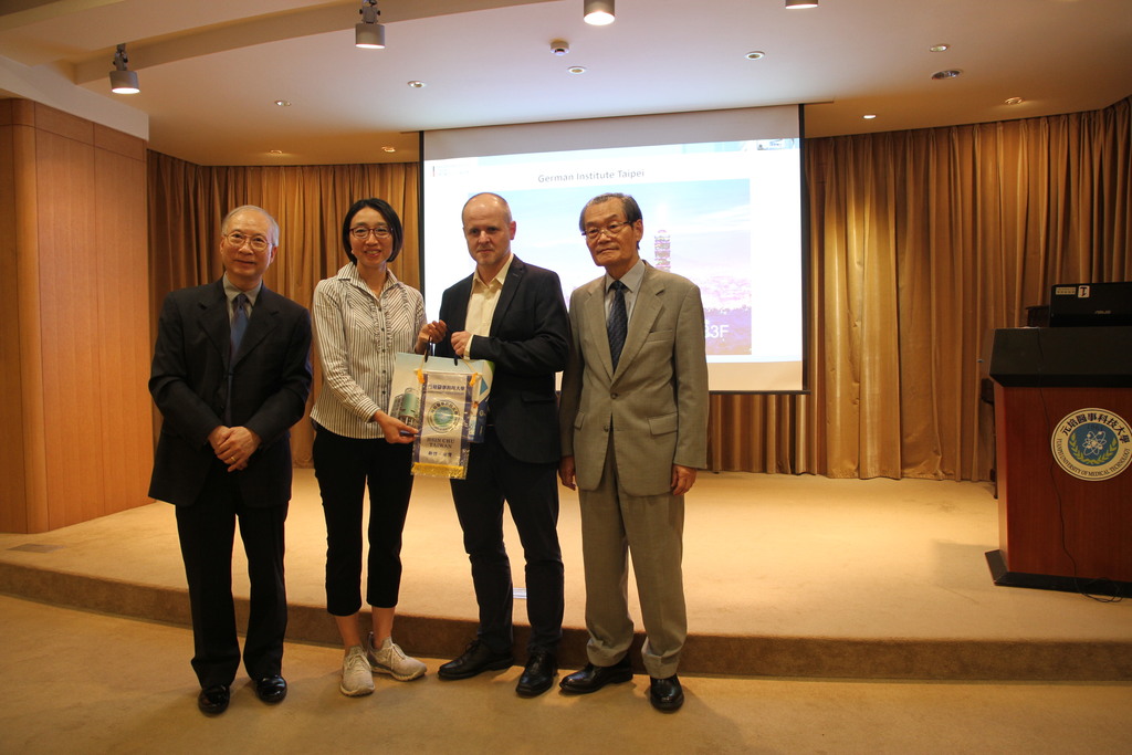 德國在台協會麥斯文組長(右二)到元培演講,周宜宏副校長(左一)、國際長黃曉令(左二)以及陳正治老師(右一)代表歡迎及感謝