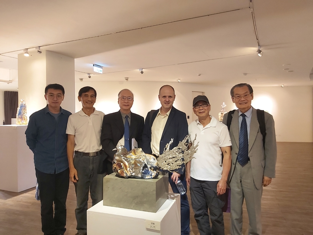 麥斯文(右三)也在周宜宏副校長(左三)陪同下,參觀正在光宇藝術中心展出的陳武雄(右二)玻璃創作個展