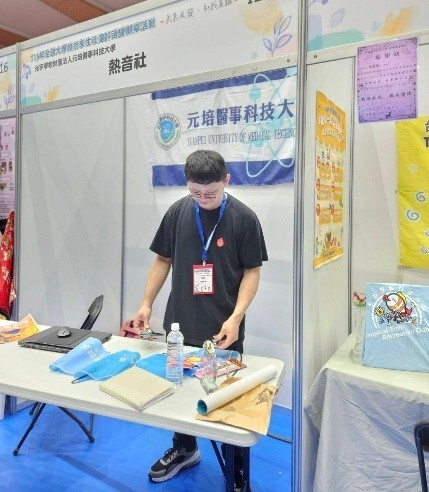 熱音社同學在全國大專社團評鑑現場全力準備資料與佈置2圖片
