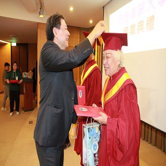 樂齡大學結業 77歲阿嬤及兩對夫妻檔重返校園圓夢圖片
