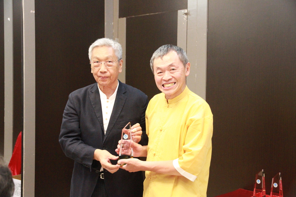 蔡世傑副校長(左)代表致贈退休教職員退休獎牌(林文傑老師)