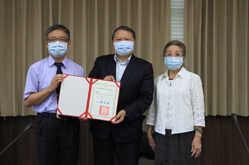 元培特聘周燦德教授(中)為校務發展諮詢委員,由校長林志城(左)頒證,董事長蔡雅賢見證