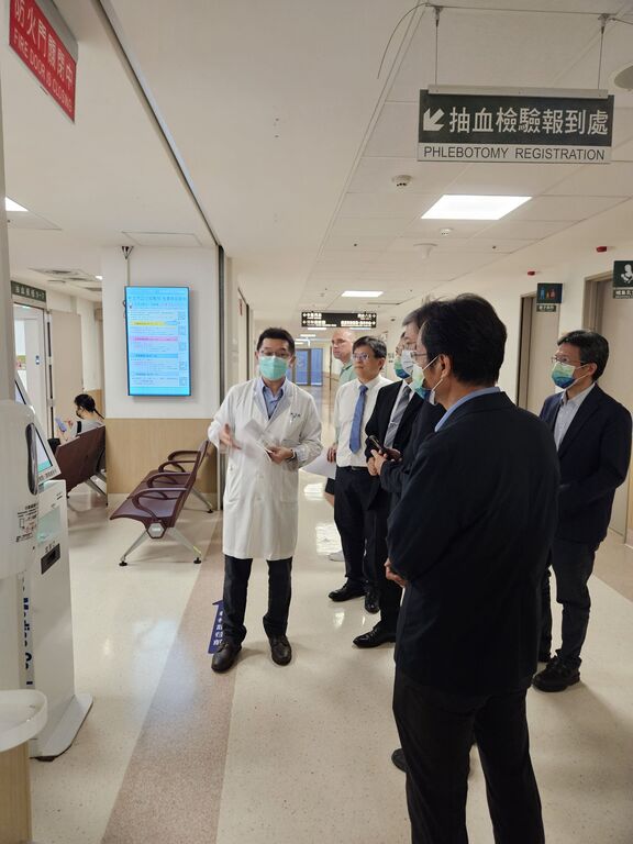 土城醫院檢驗醫學科主任林啟瑞(左)帶領元培師長參觀醫院設備環境圖片