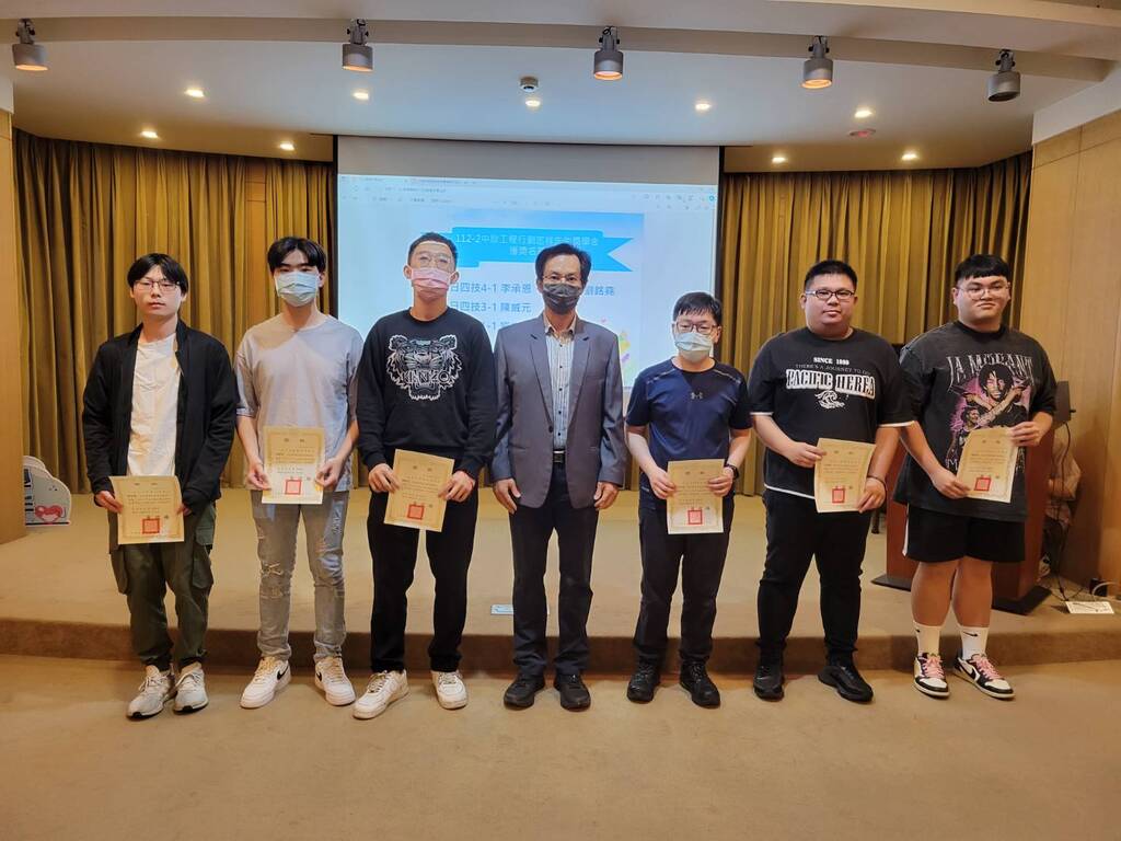 元培環衛系主任黃政雄頒發112學年度第2學期中欣工程行獎學金給獲獎同學