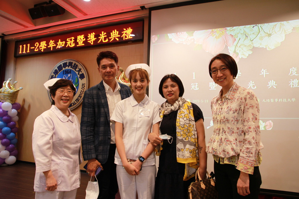 來自泰國的蘇炳兒(中)選讀元培護理系,今年加冠典禮家人也出席與國際長黃曉令(右一)及系主任林佩芬(左一)合影。