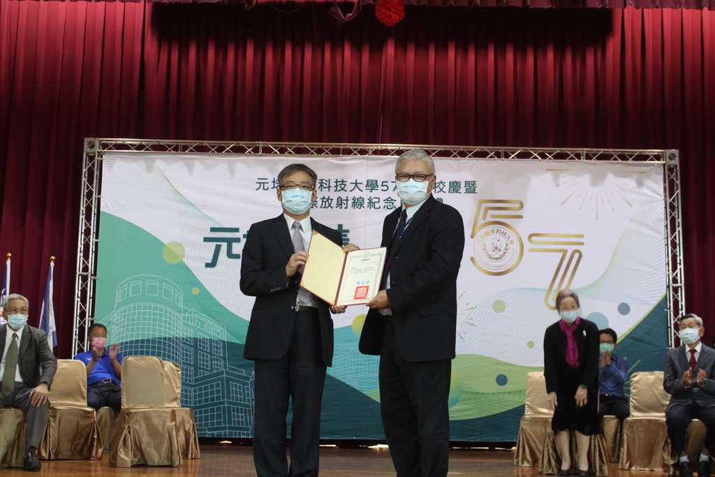 元培校長林志城頒狀感謝寶島眼鏡公司捐贈視光設備,該公司人資長周克倫(右)代表接受