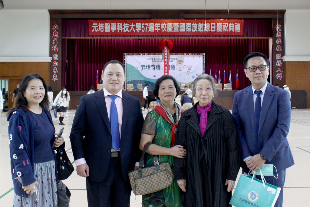 傑出校友許志全院長(左二)及其家人,還有杜俊元理事長(右一)返校參加校慶後與蔡雅賢董事長(右二)合影