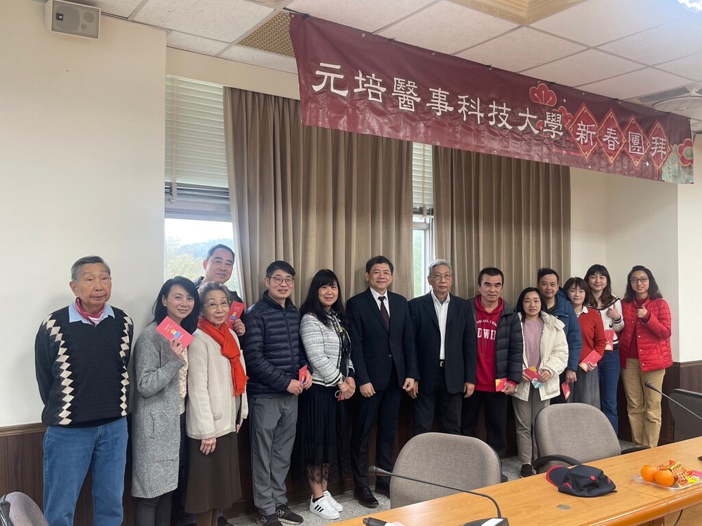 王綮慷校長發放紅包給餐飲管理系師長鼓勵招生績優