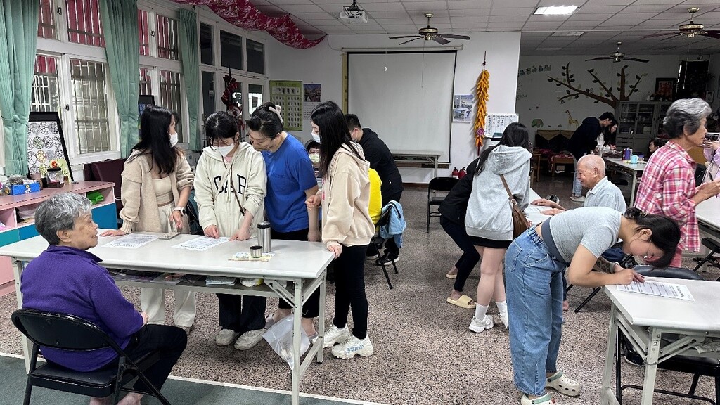 健管系學生細心與長輩解說