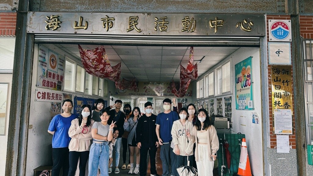 健管系學生於海山市民活動中心前合照