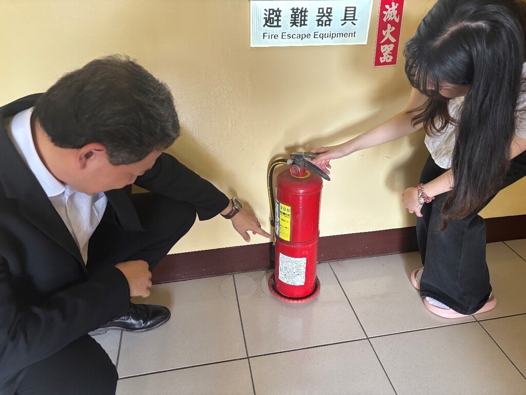元培王綮慷校長(左)訪視楊筑茜同學校外租屋處,確認消防設備是否完善