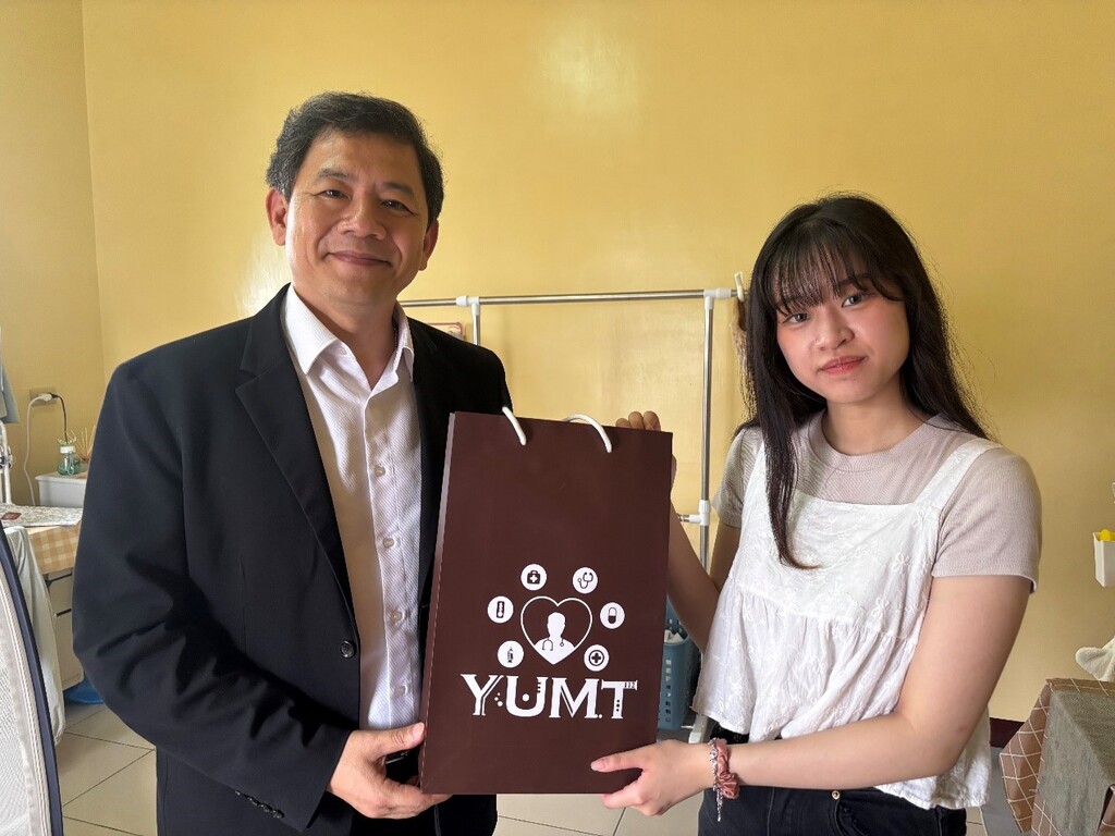 元培王綮慷校長(左)致贈高齡學成楊筑茜同學訪視慰問品